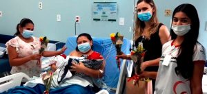 A técnica de enfermagem Antônia Rodrigues comemora o nascimento dos filhos com o Dia da Mulher. Foto Pró-Saúde.